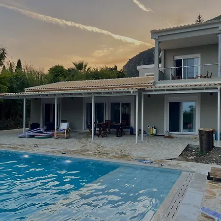 Nina Nyaraló Ágios Márkos