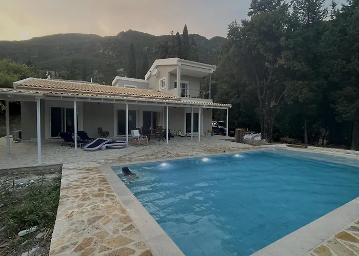 Nina Case de vacanță